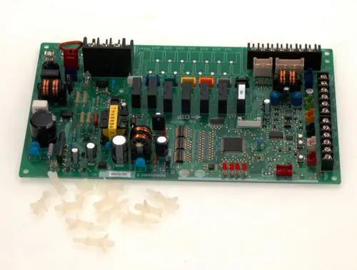 Leiterplatte von Bosch mit verschiedenen elektronischen Komponenten und Anschlüssen, umgeben von kleinen transparenten Kappen.
